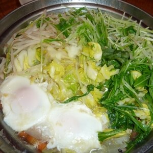 暑さに負けず・・落とし卵のスタミナラーメン鍋♨